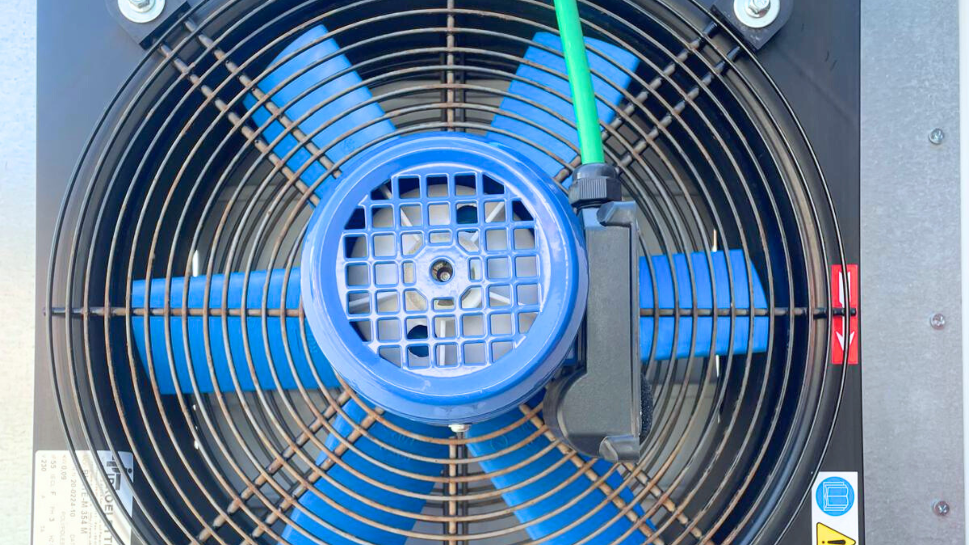 Servizio completo nella progettazione e manutenzione degli impianti antincendioImpianto antincendio potenziato: nuova pompa di spinta e integrazione con la riserva idrica esistente